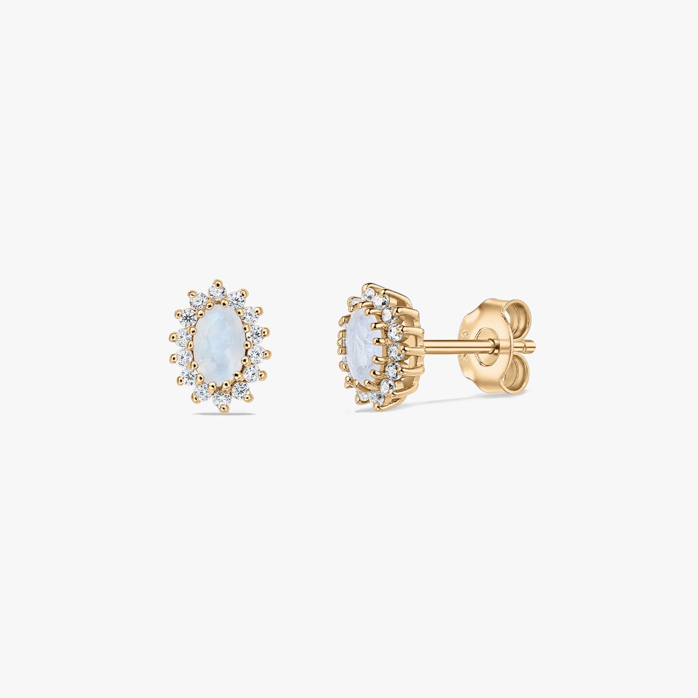 Paire de puces d’oreilles en argent sterling plaqué or, ornées d’une pierre de lune ovale au centre et d’un halo de petites pierres blanches, présentées sur fond blanc, vues de face et de profil.