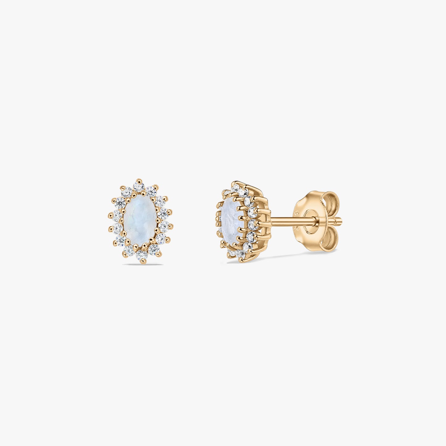 Paire de puces d’oreilles en argent sterling plaqué or, ornées d’une pierre de lune ovale au centre et d’un halo de petites pierres blanches, présentées sur fond blanc, vues de face et de profil.