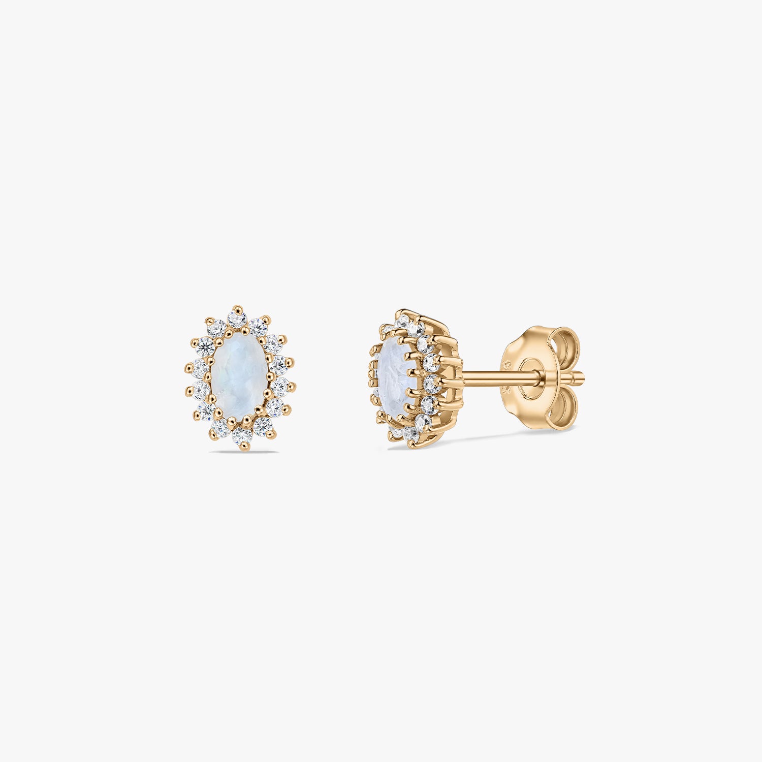 Paire de puces d’oreilles en argent sterling plaqué or, ornées d’une pierre de lune ovale au centre et d’un halo de petites pierres blanches, présentées sur fond blanc, vues de face et de profil.