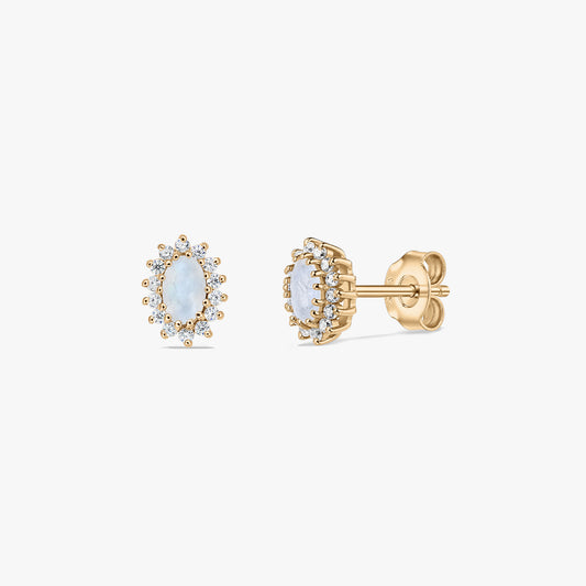 Paire de puces d’oreilles en argent sterling plaqué or, ornées d’une pierre de lune ovale au centre et d’un halo de petites pierres blanches, présentées sur fond blanc, vues de face et de profil.