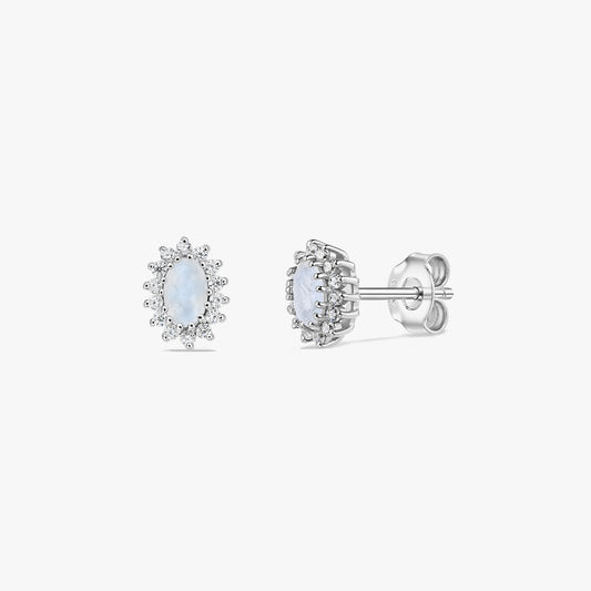 Paire de boucles d’oreilles puces en argent sterling avec halo en pierre de lune sur fond blanc, présentées de face et de profil, avec centres cabochon ovales et attaches papillon.