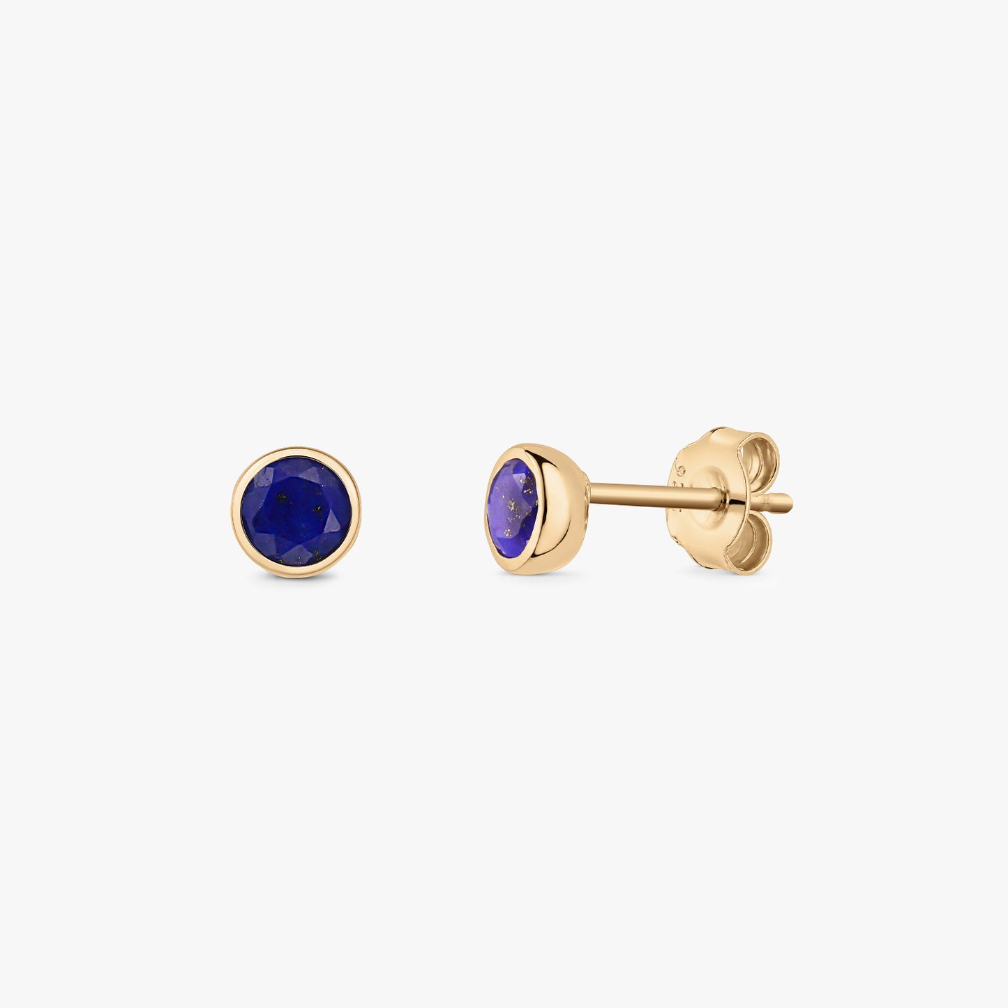 Clous d'oreilles ronds en lapis-lazuli sertis clos, en argent 925 plaqué or, présentés de face et de profil avec fermoirs papillon sur fond blanc.