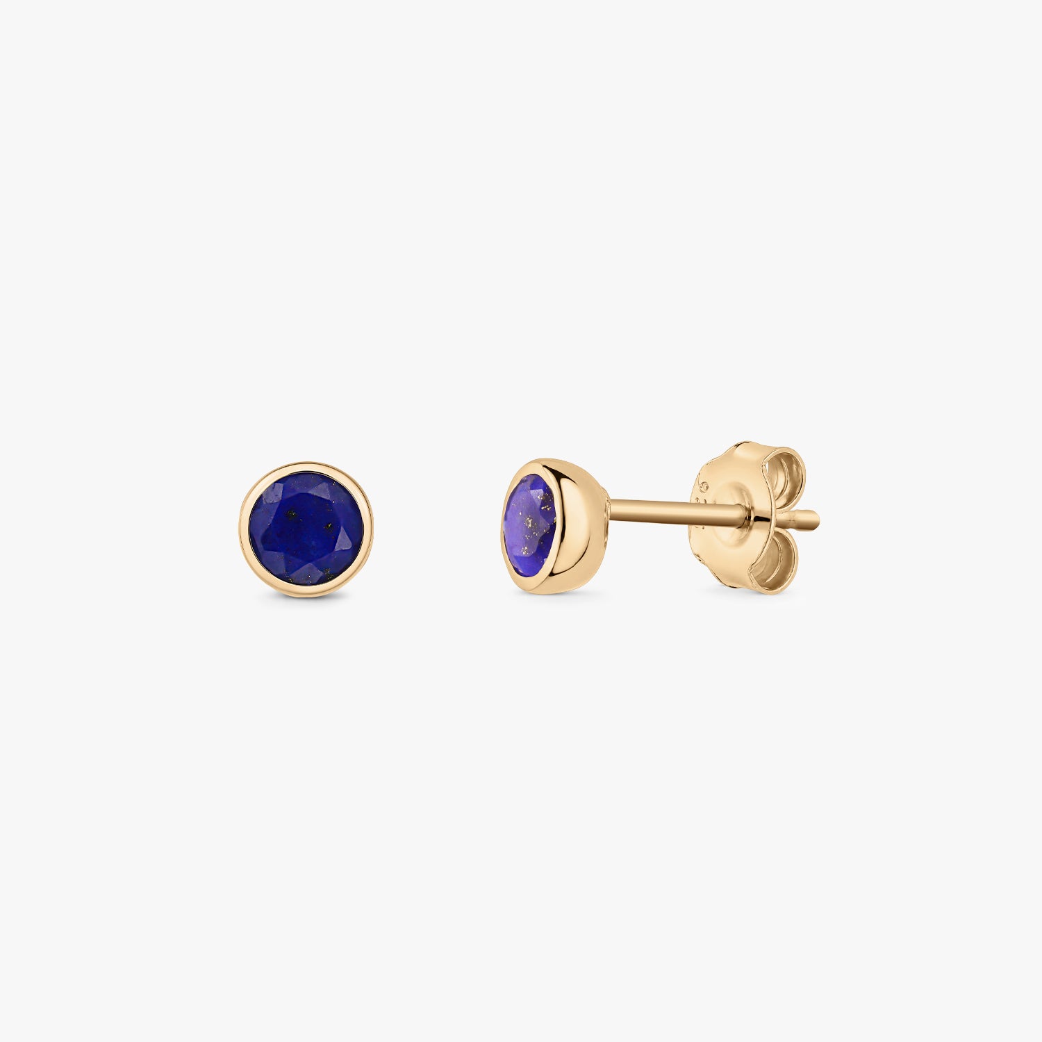 Clous d'oreilles ronds en lapis-lazuli sertis clos, en argent 925 plaqué or, présentés de face et de profil avec fermoirs papillon sur fond blanc.