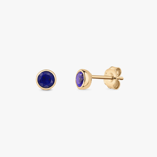 Clous d'oreilles ronds en lapis-lazuli sertis clos, en argent 925 plaqué or, présentés de face et de profil avec fermoirs papillon sur fond blanc.