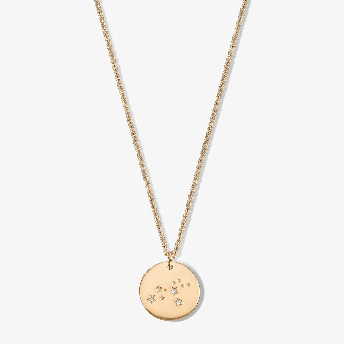 Golden Zodiac – Collier pendentif disque rond Leo, orné de petites étoiles et de points sertis de saphirs blancs sur une chaîne délicate, isolé sur fond blanc.