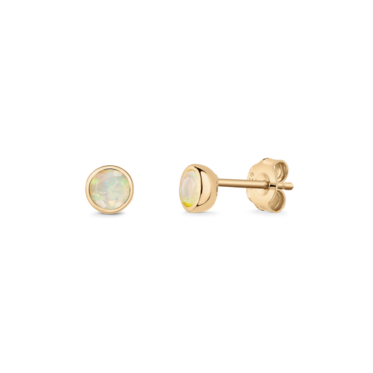 Paire de boucles d'oreilles clous en argent sterling plaqué or avec opales rondes serties en chaton, vues de face et de profil sur fond transparent.