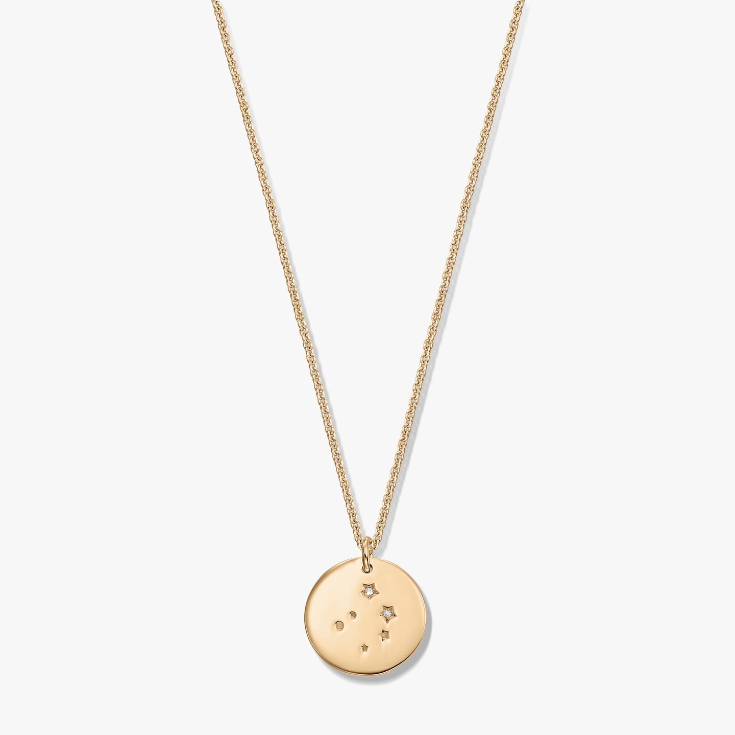Pendentif disque constellation de la Balance doré sur chaîne fine, photographié sur fond blanc.