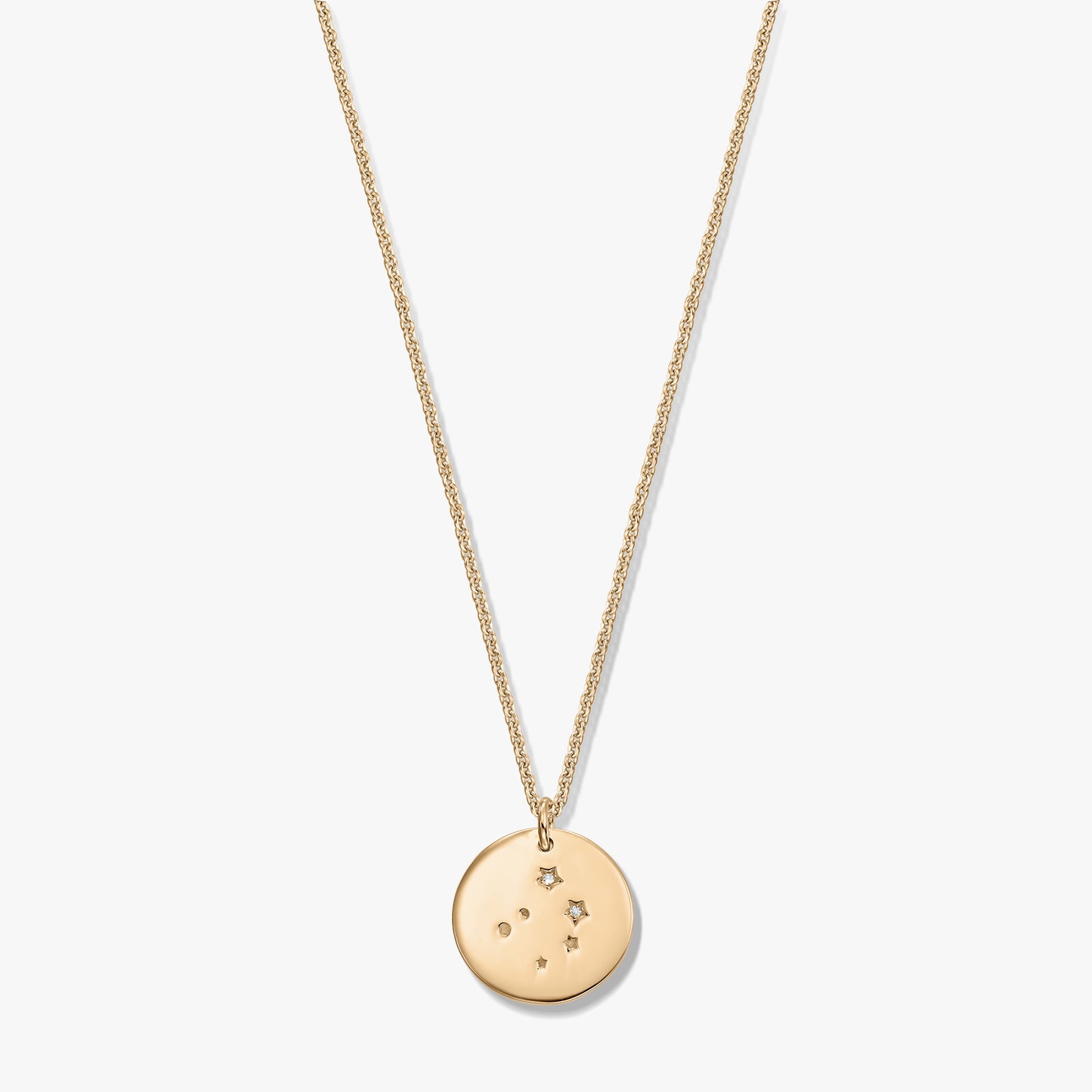 Pendentif disque constellation de la Balance doré sur chaîne fine, photographié sur fond blanc.
