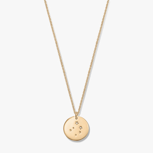 Pendentif disque constellation de la Balance doré sur chaîne fine, photographié sur fond blanc.