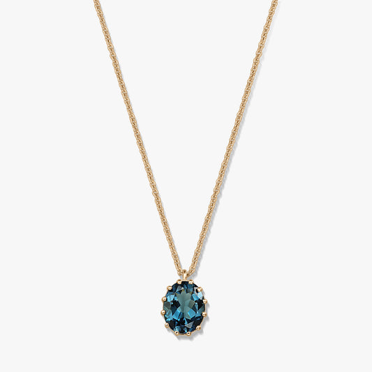 Collier en argent sterling plaqué or avec pendentif ovale en topaze bleu London, sur fond blanc.