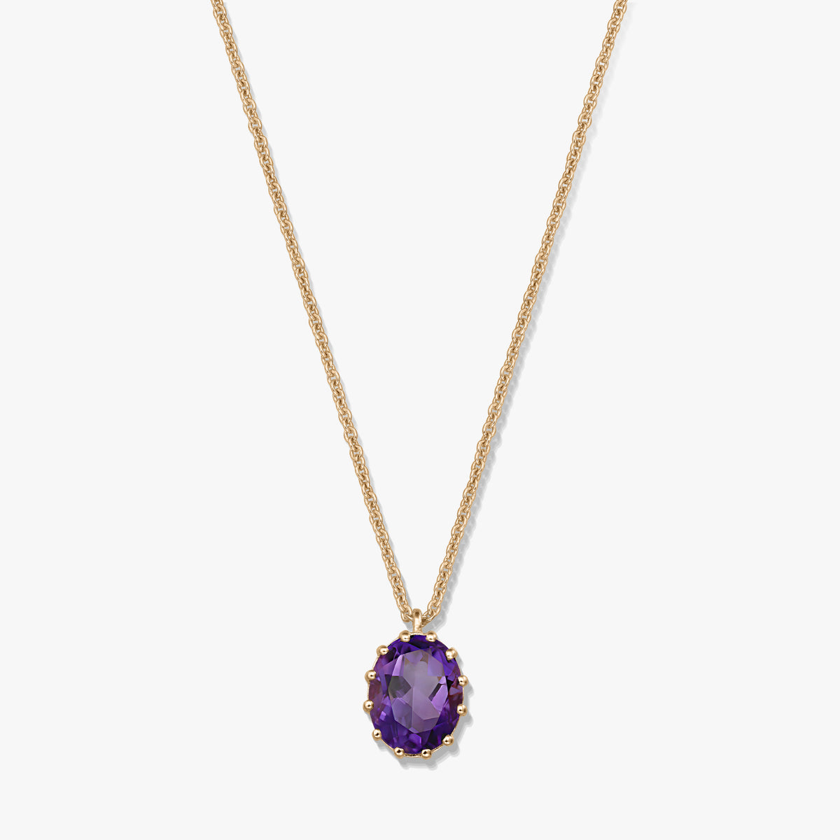 Collier en argent 925 plaqué or avec un pendentif améthyste facetté oval sur fond blanc.