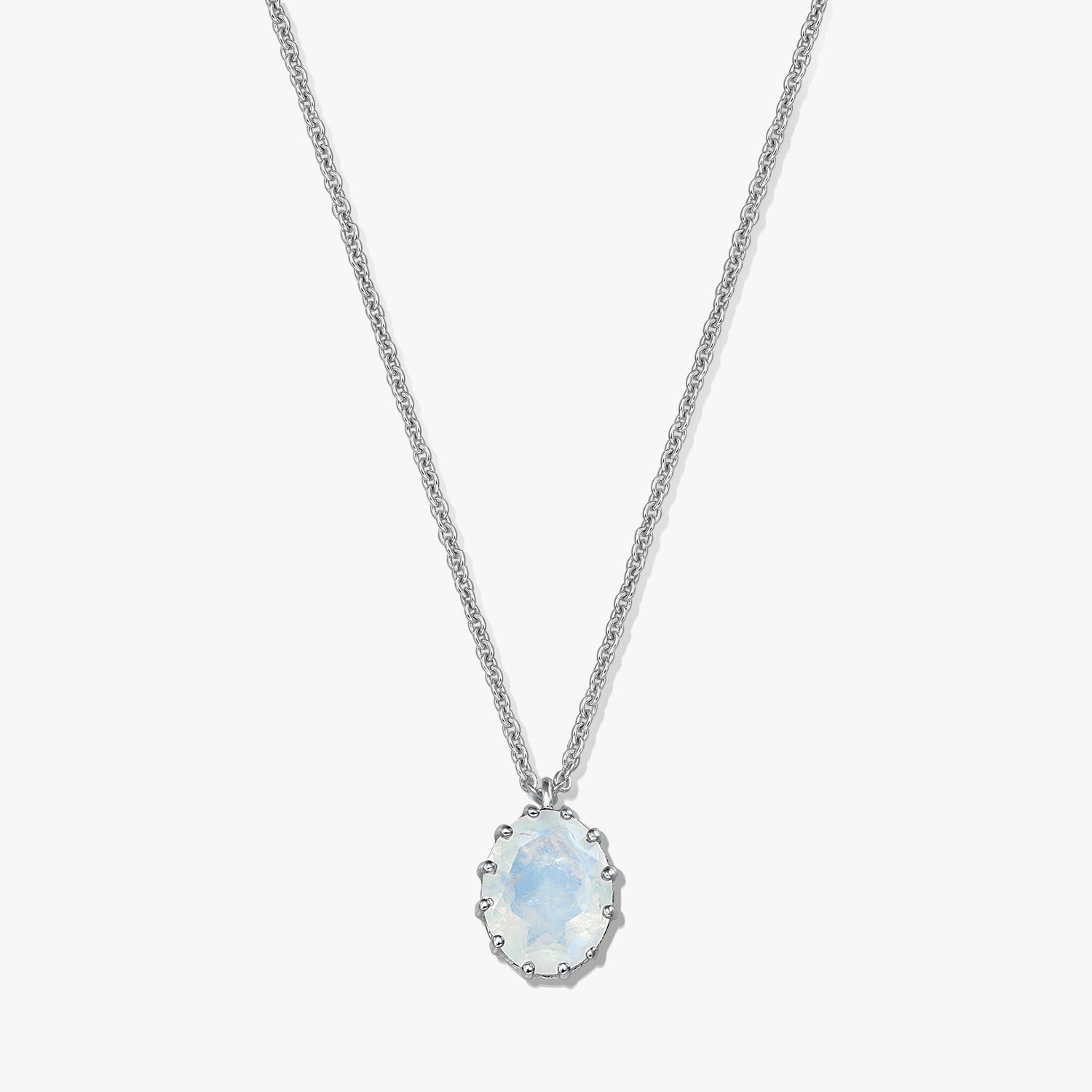 Collier en argent sterling avec pendentif ovale en pierre de lune sur fond blanc.