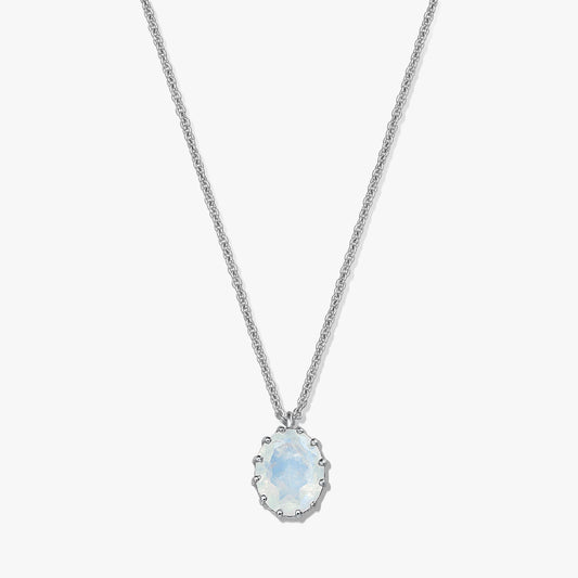 Collier en argent sterling avec pendentif ovale en pierre de lune sur fond blanc.