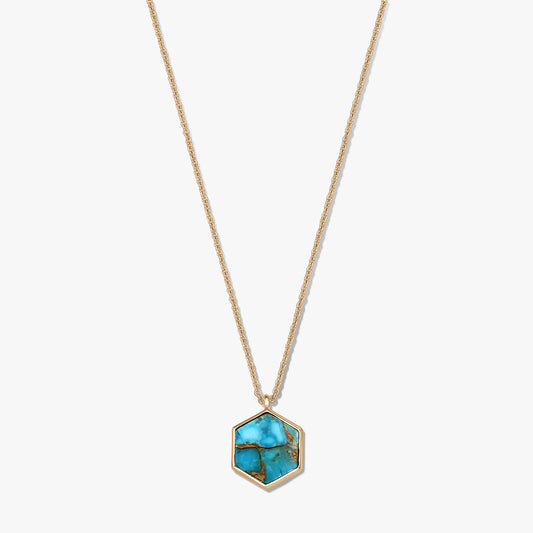 Collier en argent sterling plaqué or avec pendentif hexagonal en cuivre bleu turquoise sur fond blanc.