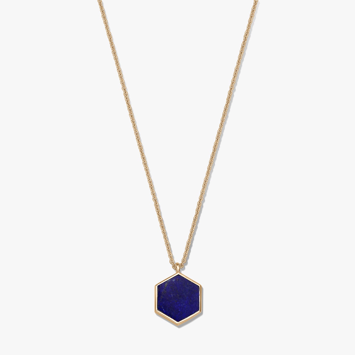 Collier en argent sterling plaqué or avec un pendentif hexagonal en lapis-lazuli, sur fond blanc.