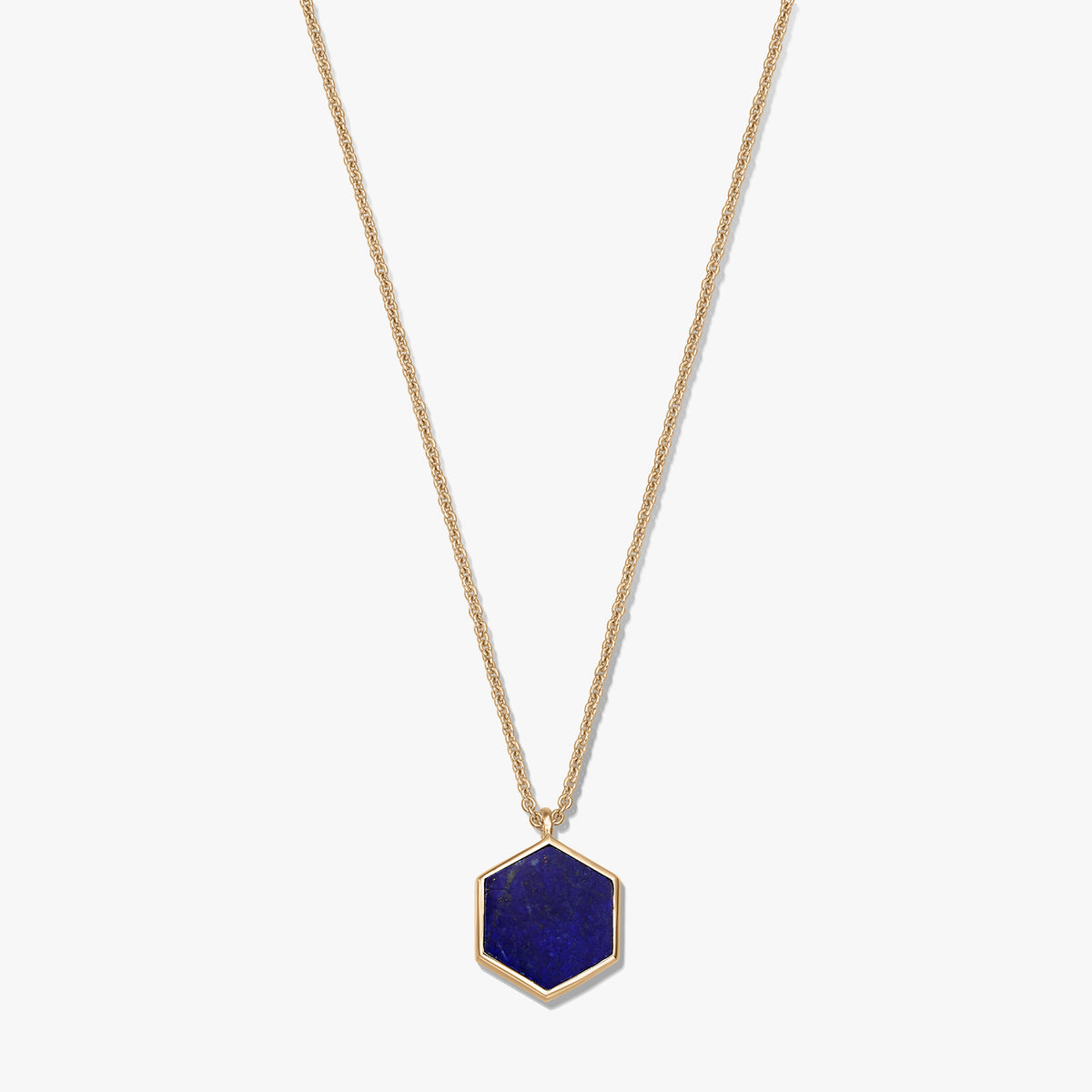 Collier en argent sterling plaqué or avec un pendentif hexagonal en lapis-lazuli, sur fond blanc.