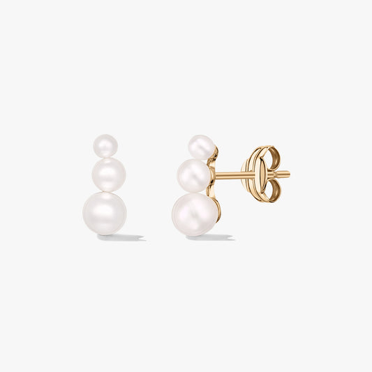 Paire de puces d’oreilles en or avec trois perles blanches graduées sur chaque boucle, vues de face et de profil sur fond blanc.