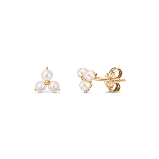 Boucles d'oreilles clous Indira Pointe en or présentant un trio de perles blanches cultivées en grappe triangulaire, vues de face et de profil sur fond transparent.