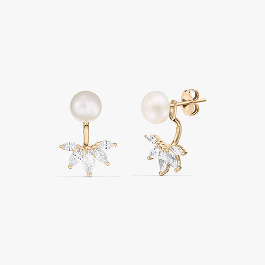 Paire de puces d’oreilles ear jacket en argent plaqué or, ornées de perles naturelles rondes et d’un éventail de pierres transparentes taille marquise, présentées sur fond blanc.