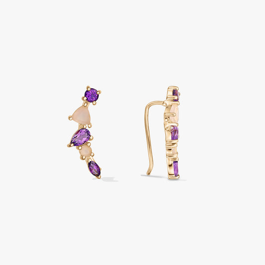 Paire de boucles d’oreilles grimpantes en argent sterling plaqué or, serties d’améthystes violettes et de calcédoines roses pâles, présentées de face et de côté sur fond blanc.