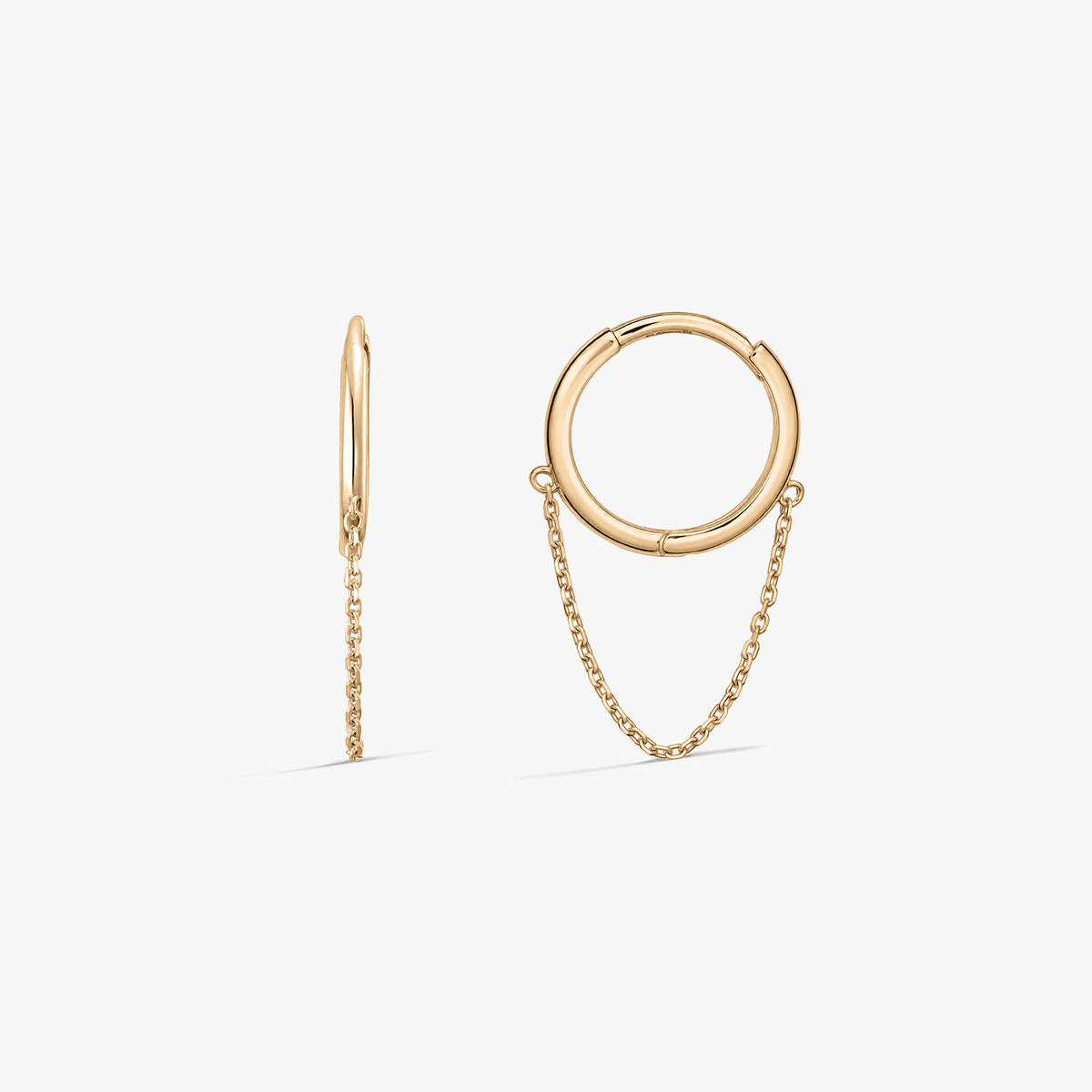 Boucles d'oreilles anneau en chaîne dorée sur fond blanc, vues de face et de côté avec un détail fin de chaîne.