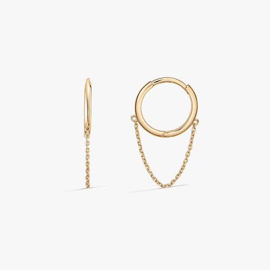 Boucles d'oreilles anneau en chaîne dorée sur fond blanc, vues de face et de côté avec un détail fin de chaîne.