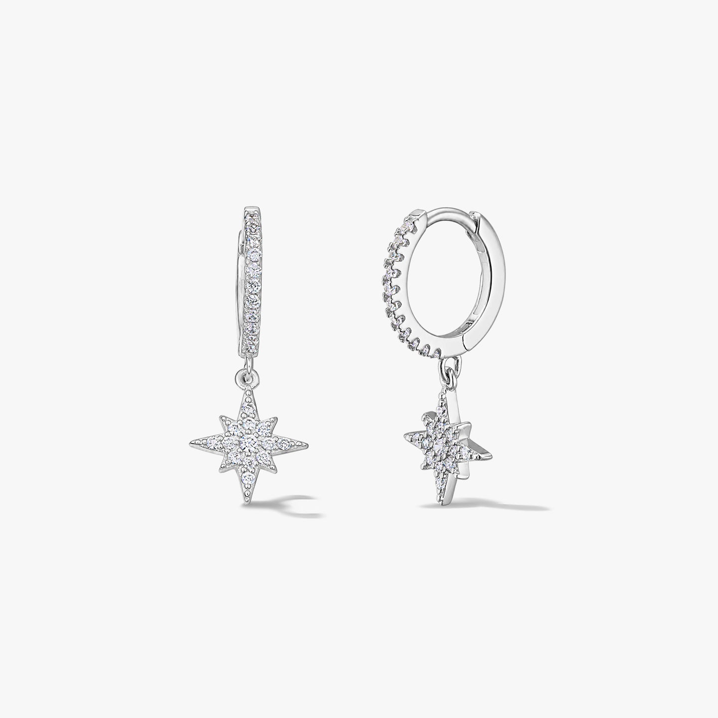 Paire de créoles en argent sterling avec pendentifs Étoile du Nord pavés d’oxydes de zirconium, sur fond blanc.