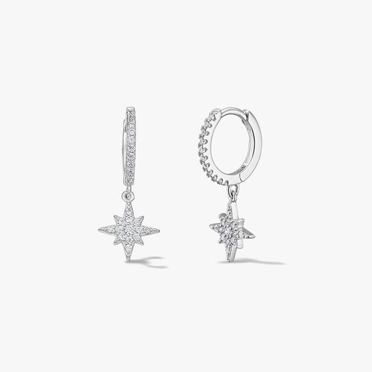 Paire de créoles en argent sterling avec pendentifs Étoile du Nord pavés d’oxydes de zirconium, sur fond blanc.