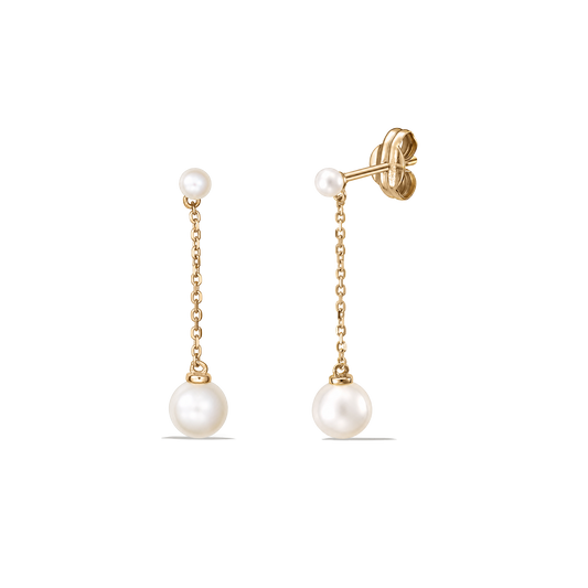 Paire de boucles d'oreilles pendantes en chaîne d'or Sia avec petites perles blanches cultivées par Indira, présentée sur fond transparent.