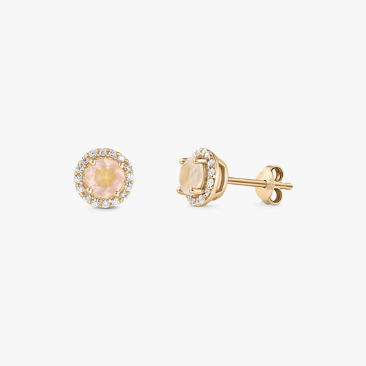 Paire de puces d’oreilles en argent sterling plaqué or, avec un centre rond en quartz rose et un halo d’oxydes de zirconium transparents, sur fond blanc.