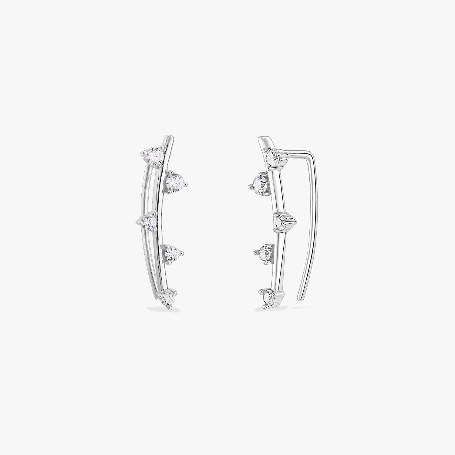 Paire de boucles d’oreilles montantes Ivy en argent, serties de pierres en oxyde de zirconium claires, sur fond blanc.