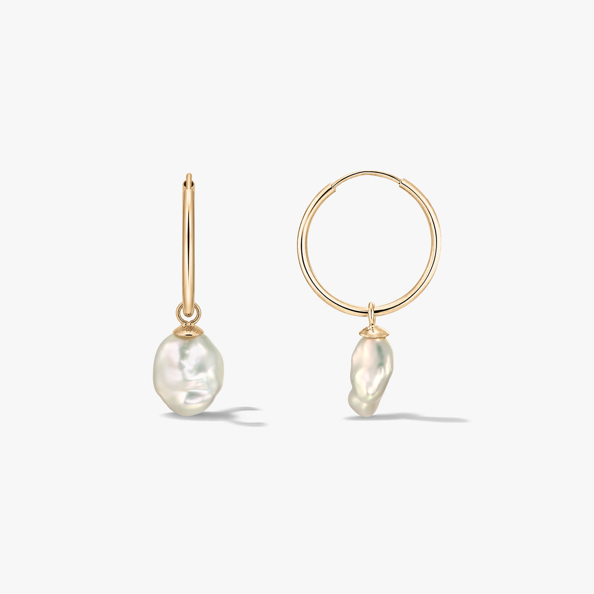 Paire de créoles en or jaune 14K ornées de perles naturelles irrégulières sur fond blanc, vues de face et de profil.