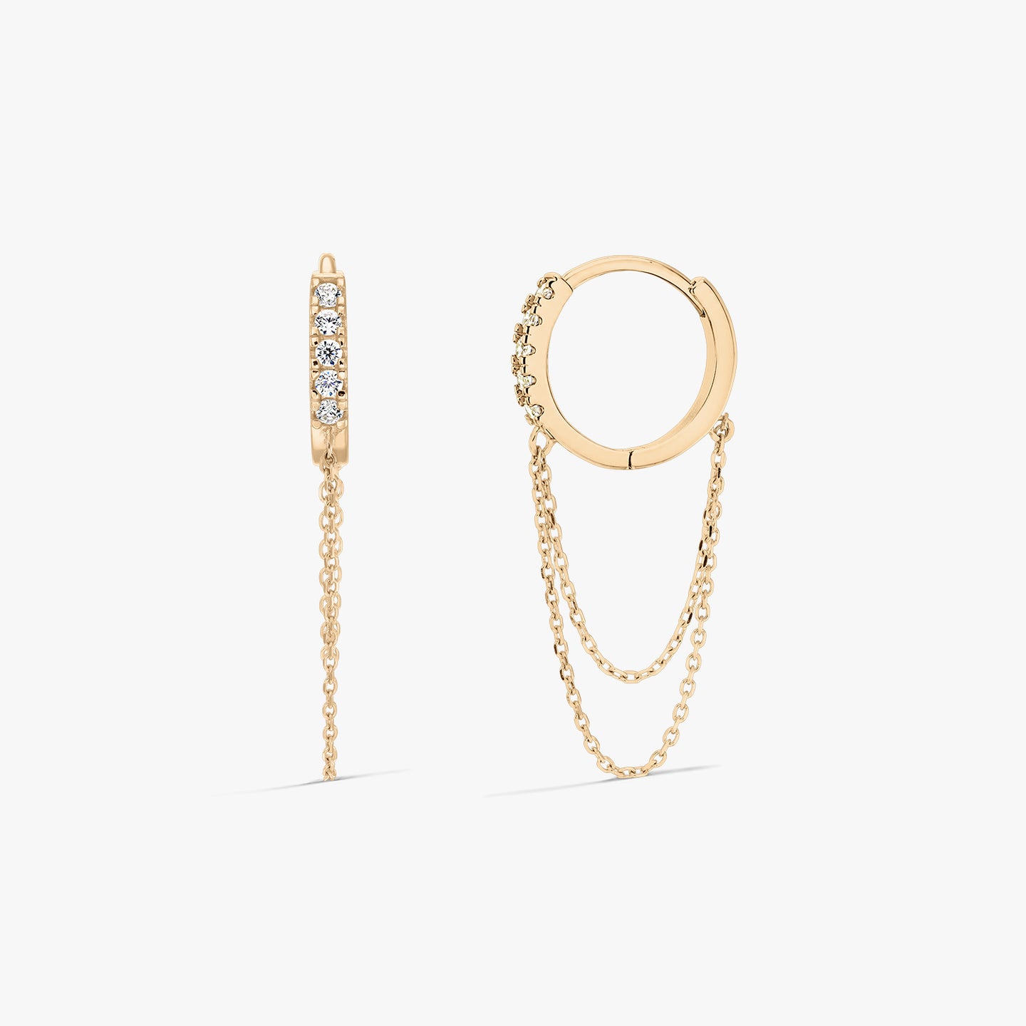 Paire de boucles d’oreilles en or jaune 14K avec oxydes de zirconium transparents et fines chaînes doubles, photographiées sur fond blanc.