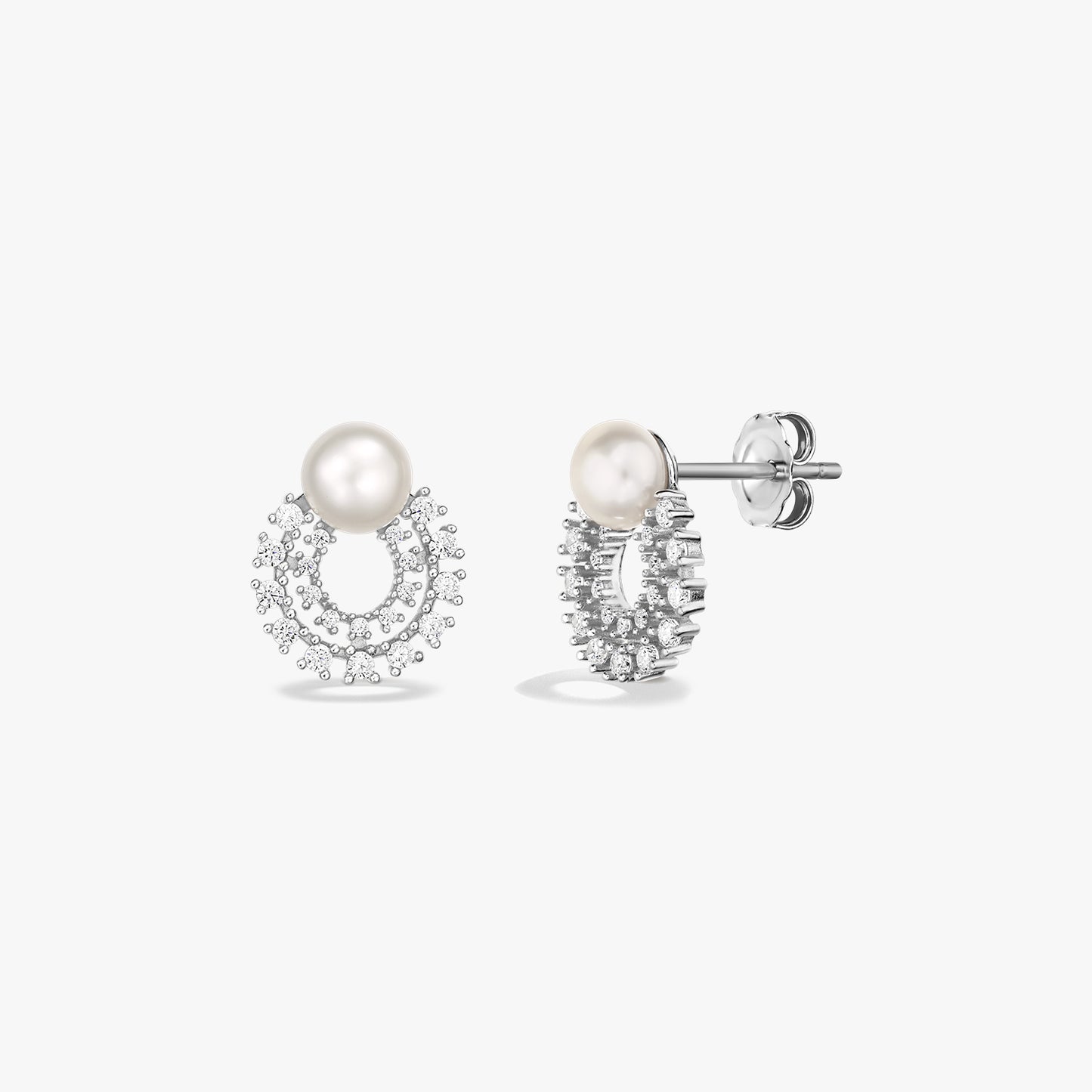 Paire de puces d'oreilles en argent sterling 925 avec une perle naturelle au centre d'un halo étincelant de zircon cubique blanc, vues de face et de profil sur fond blanc.