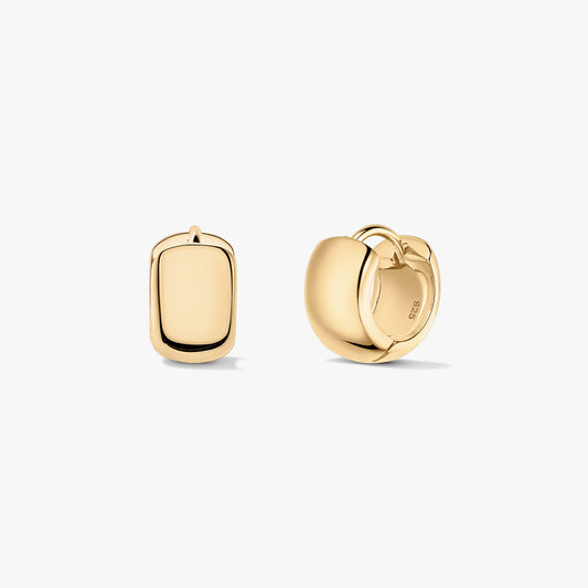 Paire de mini créoles huggie polies en argent sterling (925) à finition dorée, présentées de face et de profil sur fond blanc.