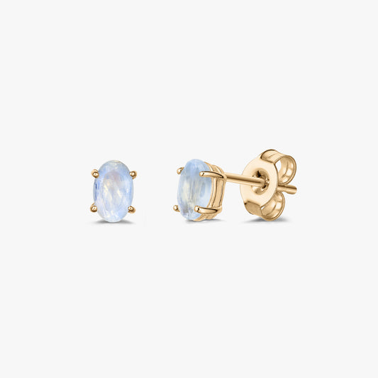 Paire de puces d’oreilles ovales en pierre de lune en argent plaqué or avec fermoirs papillon, présentées de face et de profil sur fond blanc.