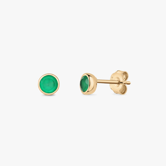 Paire de puces d’oreilles en argent sterling plaqué or, ornées de pierres d’onyx vert rondes, sur fond blanc.