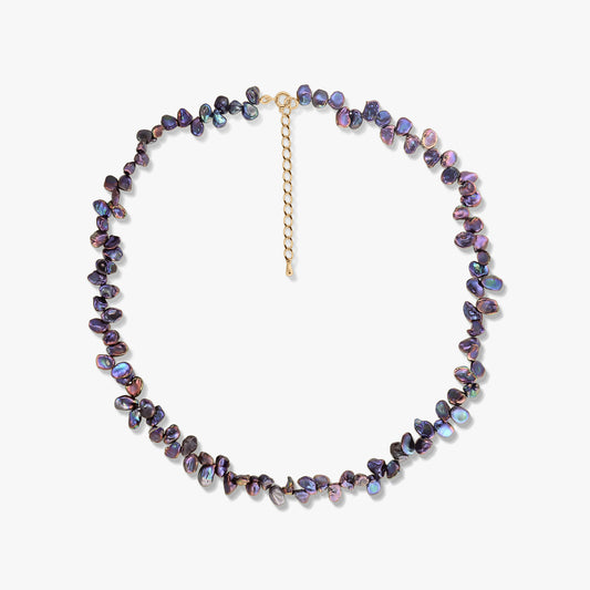 Collier en argent Golden Mini Lulu avec des perles keshi noires et une chaîne d’extension plaquée or sur fond blanc.