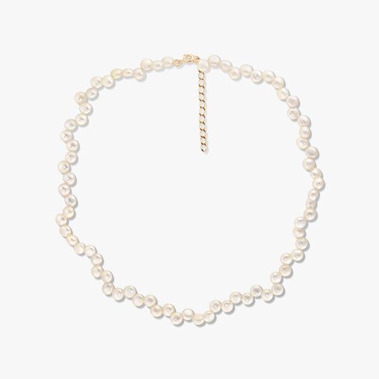 Photo carrée en studio d'un collier de perles naturelles avec chaîne d'extension réglable sur fond blanc.