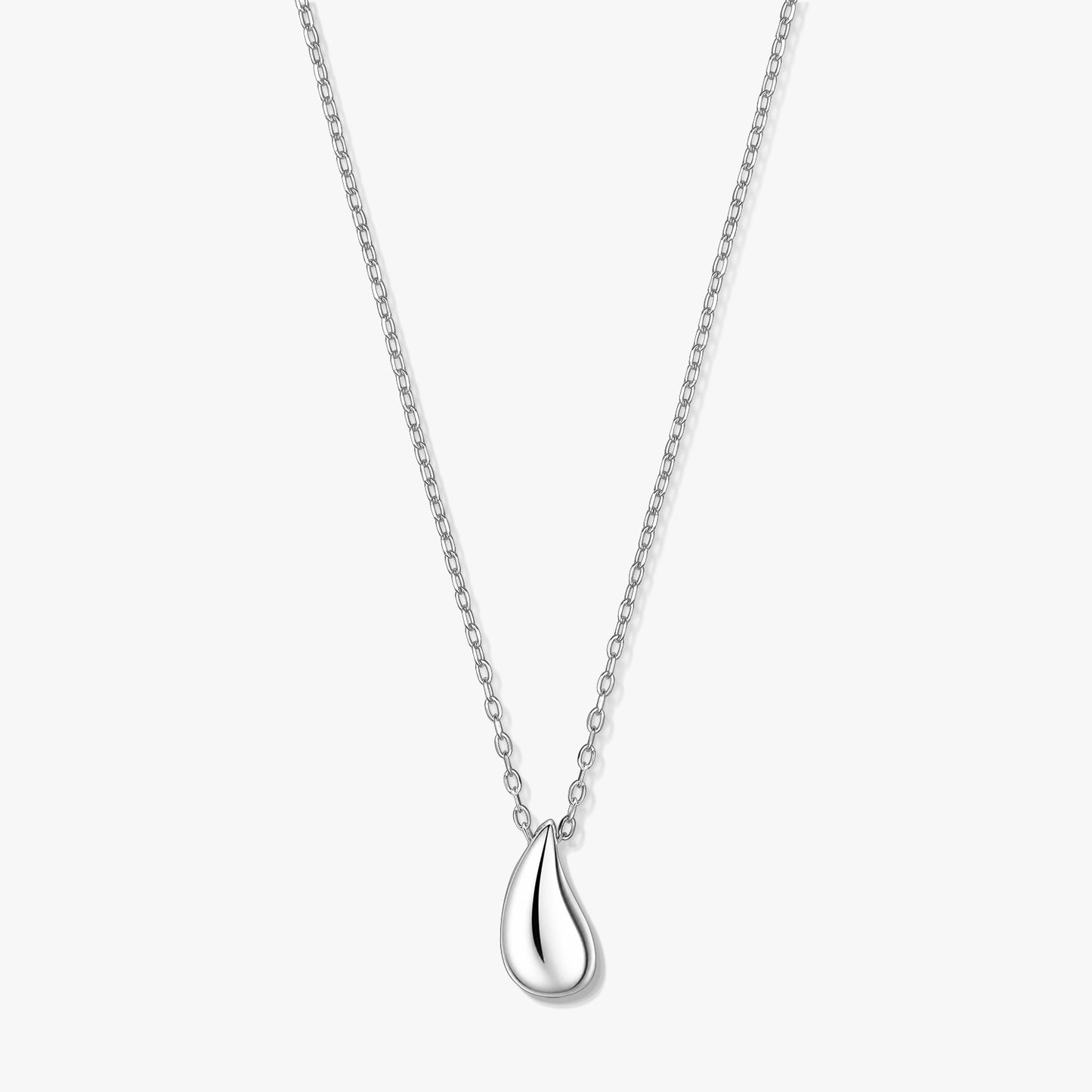 Collier à pendentif goutte d’eau en argent sur chaîne fine, photographié sur fond blanc.