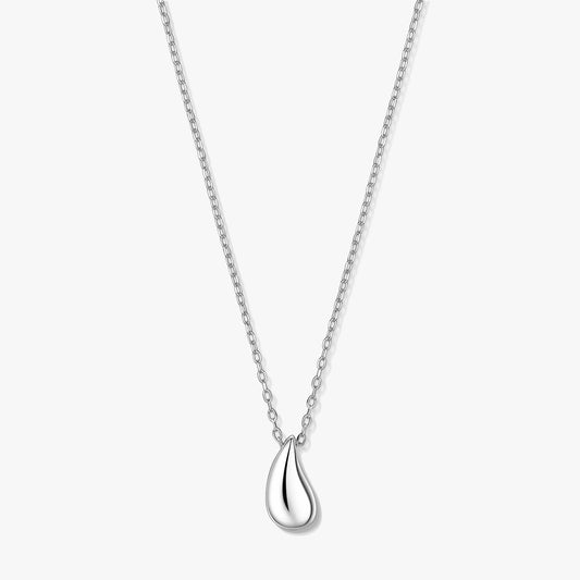 Collier à pendentif goutte d’eau en argent sur chaîne fine, photographié sur fond blanc.