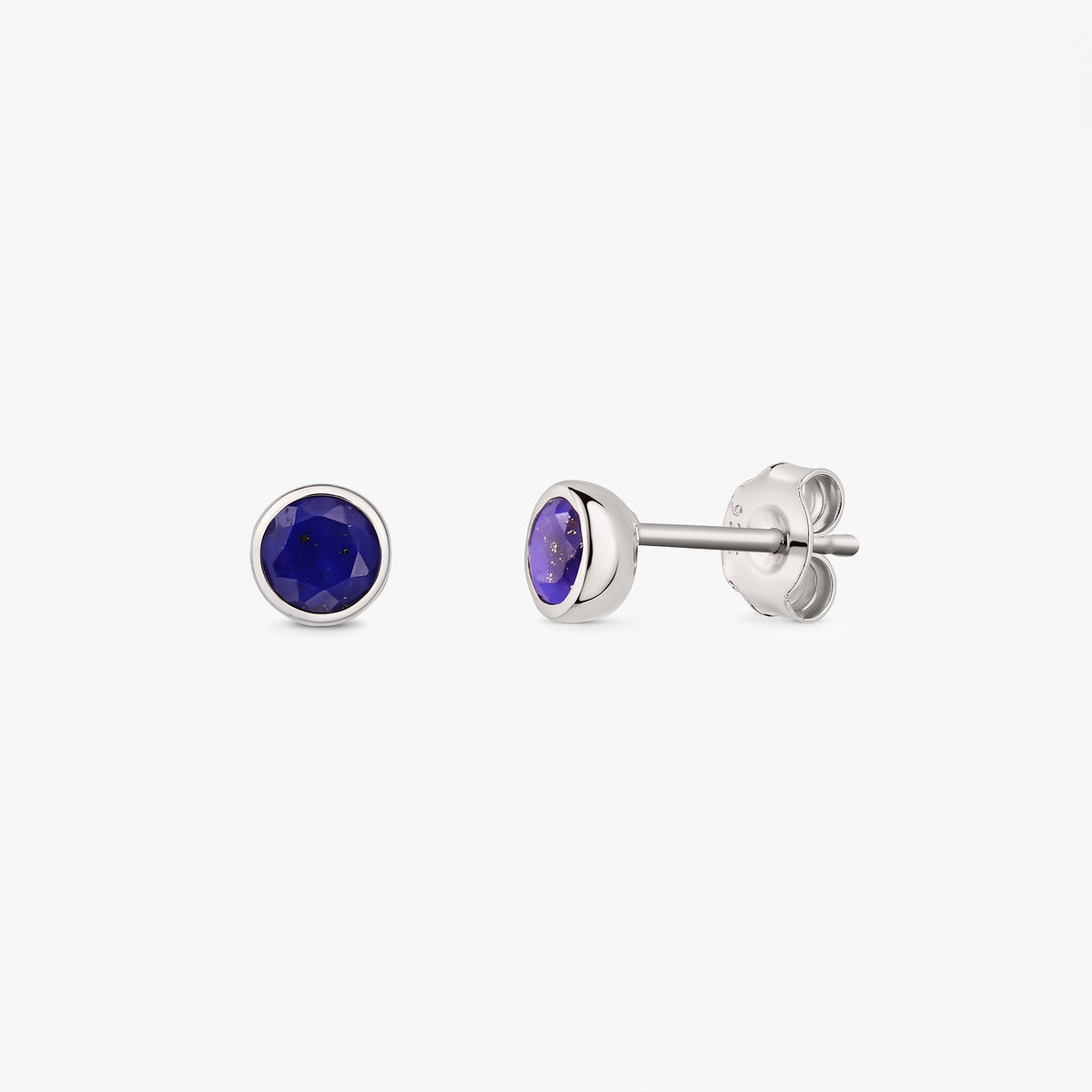 Boucles d'oreilles en argent sterling avec pierres de lapis-lazuli facettées rondes ; une boucle vue de face et l'autre de côté avec un fermoir papillon sur fond blanc.