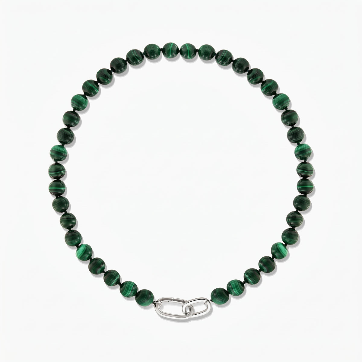 Collier de perles de malachite avec fermoir en argent style trombone, photographié sur fond blanc.