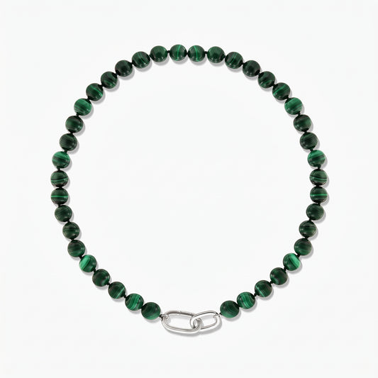 Collier de perles de malachite avec fermoir en argent style trombone, photographié sur fond blanc.