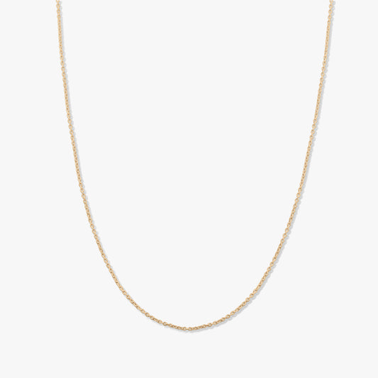 Collier chaîne minimaliste en or jaune 14 K photographié sur fond blanc uni.