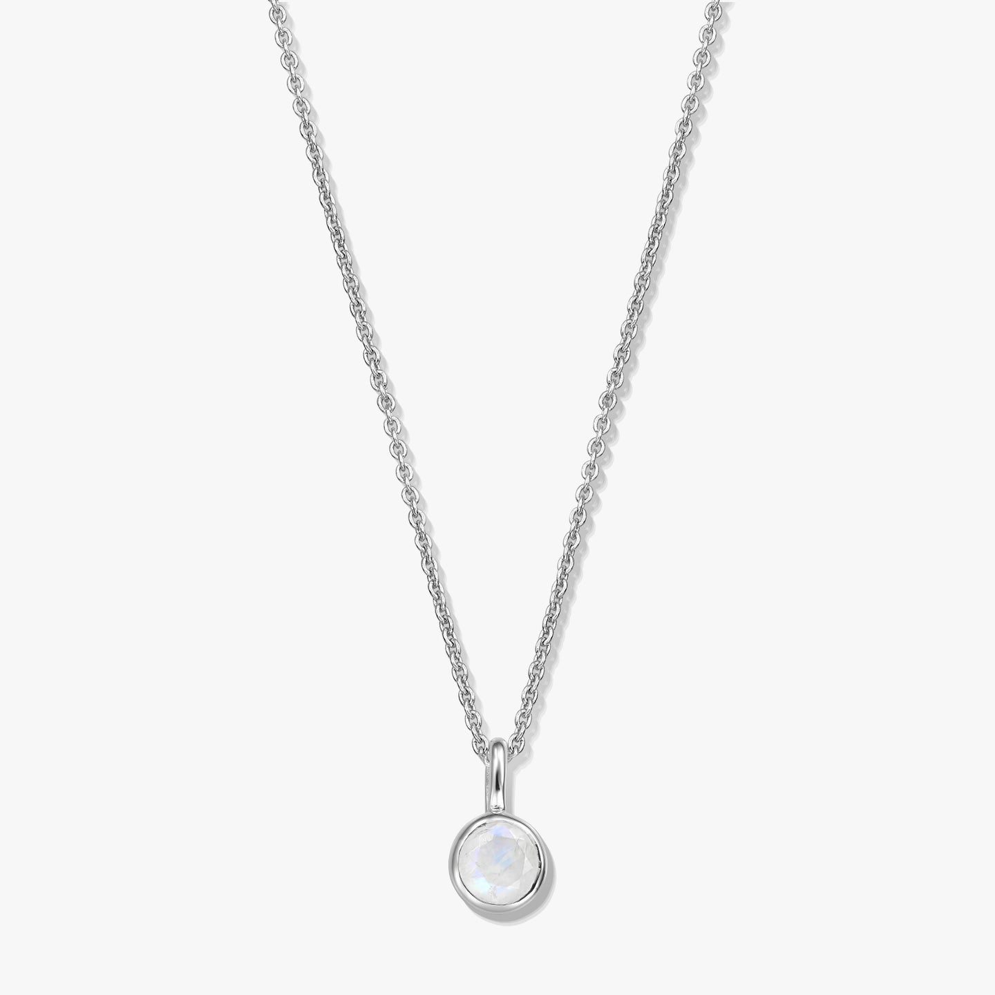Collier pierre de naissance en argent sterling avec pendentif en pierre de lune ronde serti clos sur une chaîne fine, photographié sur fond blanc.