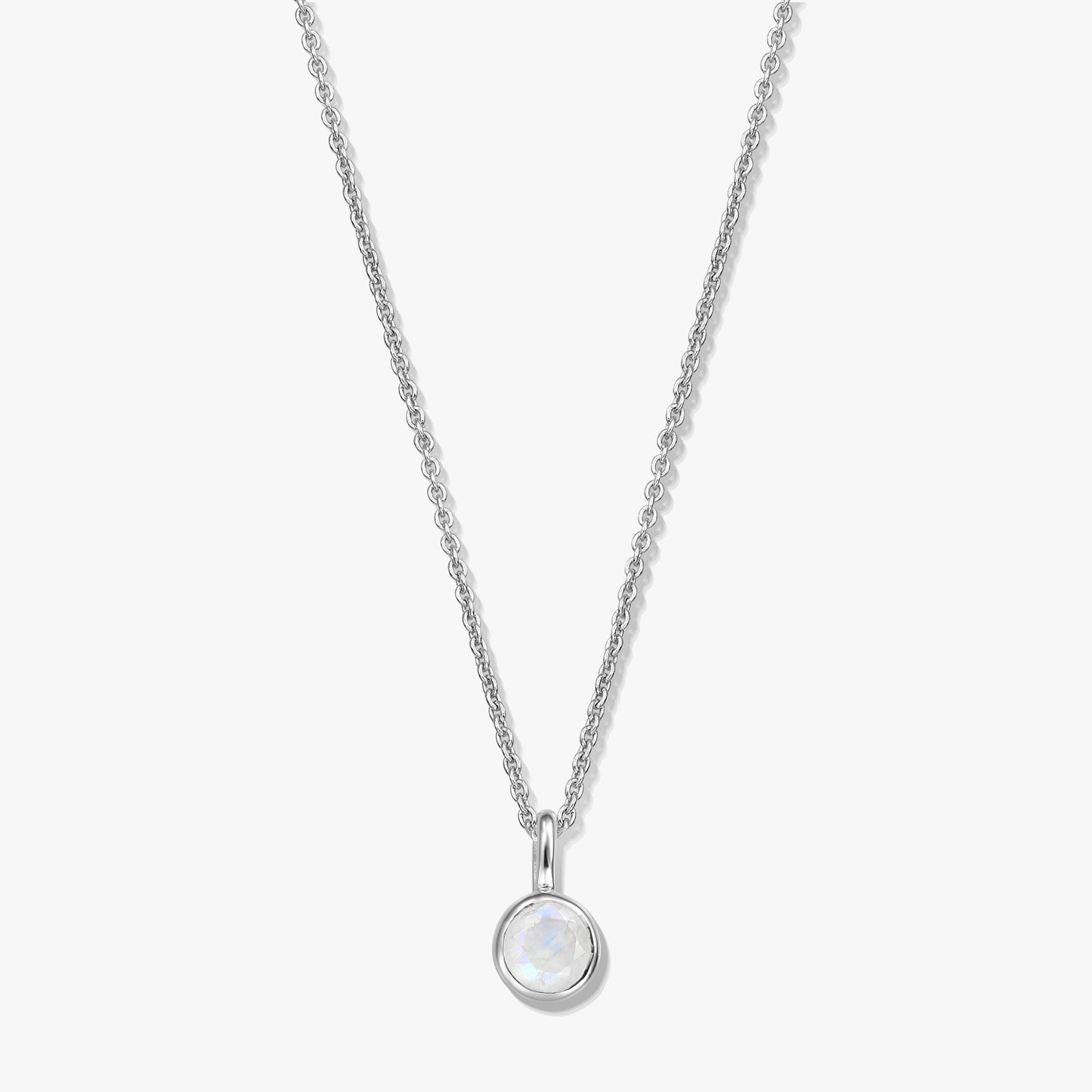 Collier pierre de naissance en argent sterling avec pendentif en pierre de lune ronde serti clos sur une chaîne fine, photographié sur fond blanc.