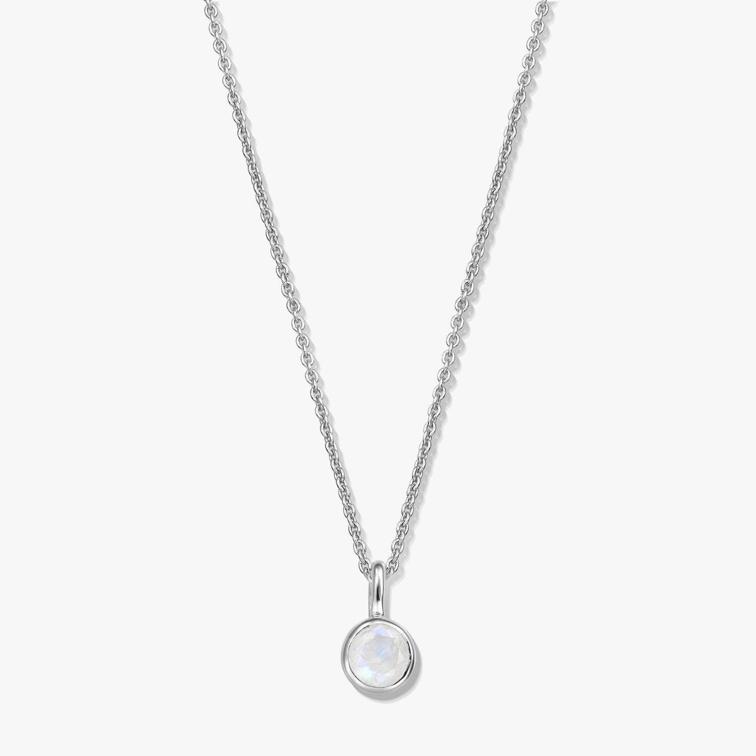 Collier pierre de naissance en argent sterling avec pendentif en pierre de lune ronde serti clos sur une chaîne fine, photographié sur fond blanc.