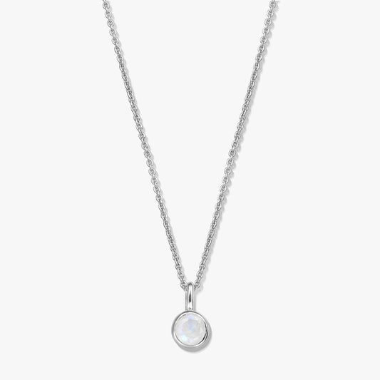 Collier pierre de naissance en argent sterling avec pendentif en pierre de lune ronde serti clos sur une chaîne fine, photographié sur fond blanc.