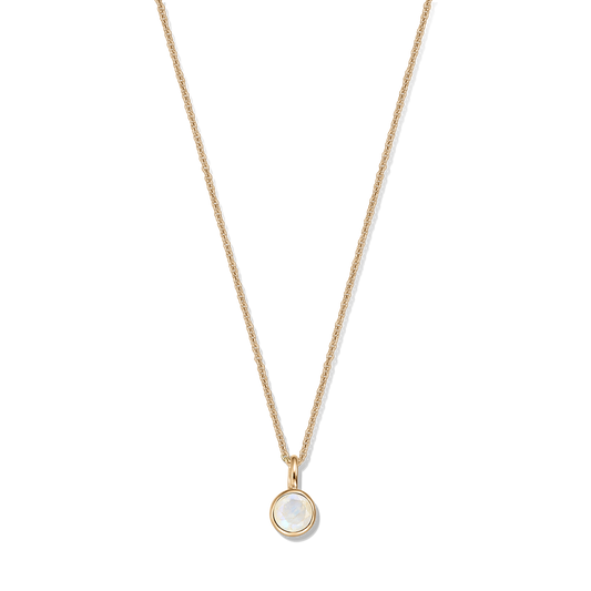 Collier délicat en argent sterling plaqué or avec un pendentif en pierre de lune ronde sertie en bezel sur fond noir.